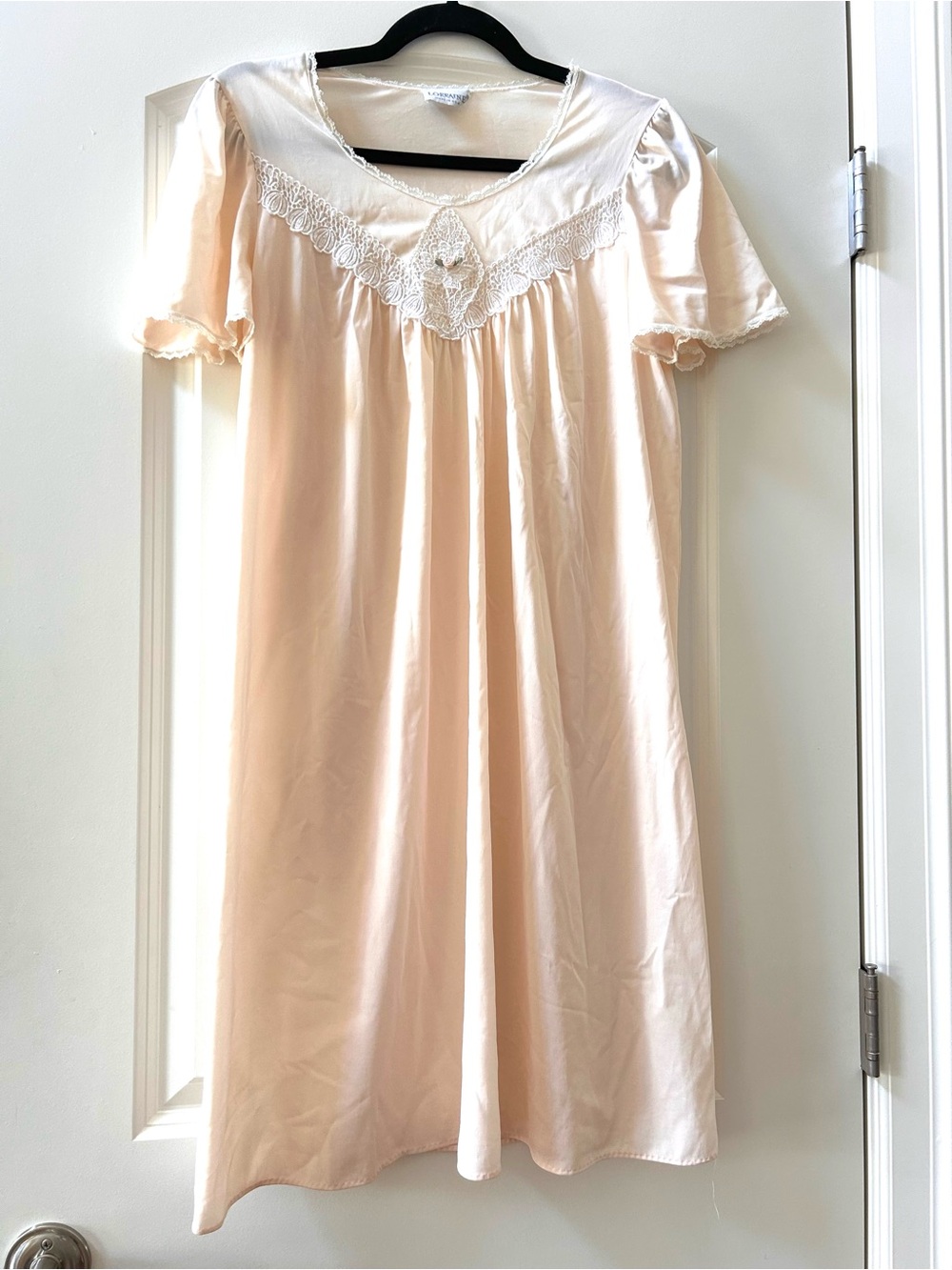 VTG Lorraine Made in USA Lace and floral night dress. Slip. Dainty. Feminine. SM